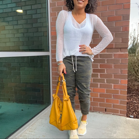 White Long sleeve scoop neck light knit sweater. - Picture 3 of 8